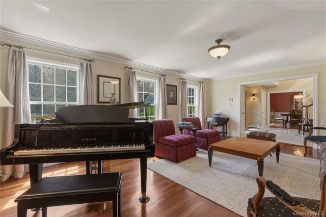 2 Cedarwood Court, Laurel Hollow, NY 11791