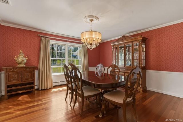 2 Cedarwood Court, Laurel Hollow, NY 11791