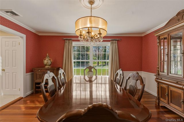 2 Cedarwood Court, Laurel Hollow, NY 11791