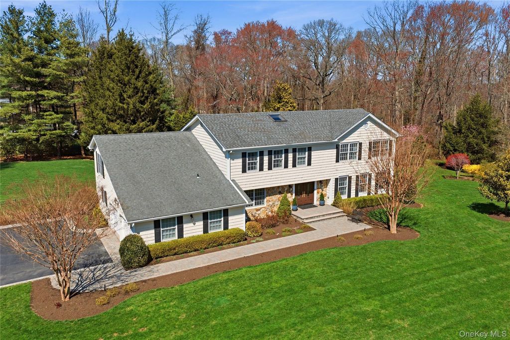 2 Cedarwood Court, Laurel Hollow, NY 11791