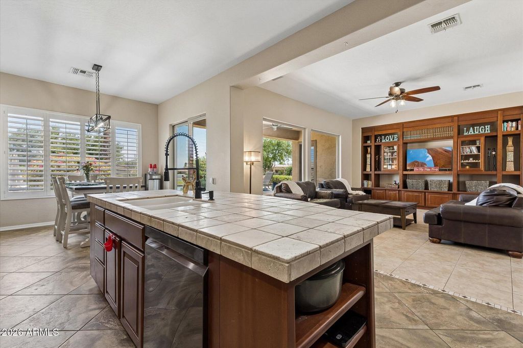 Image 13 of property listing at 837 E Torrey Pines Place, Chandler, AZ 85249