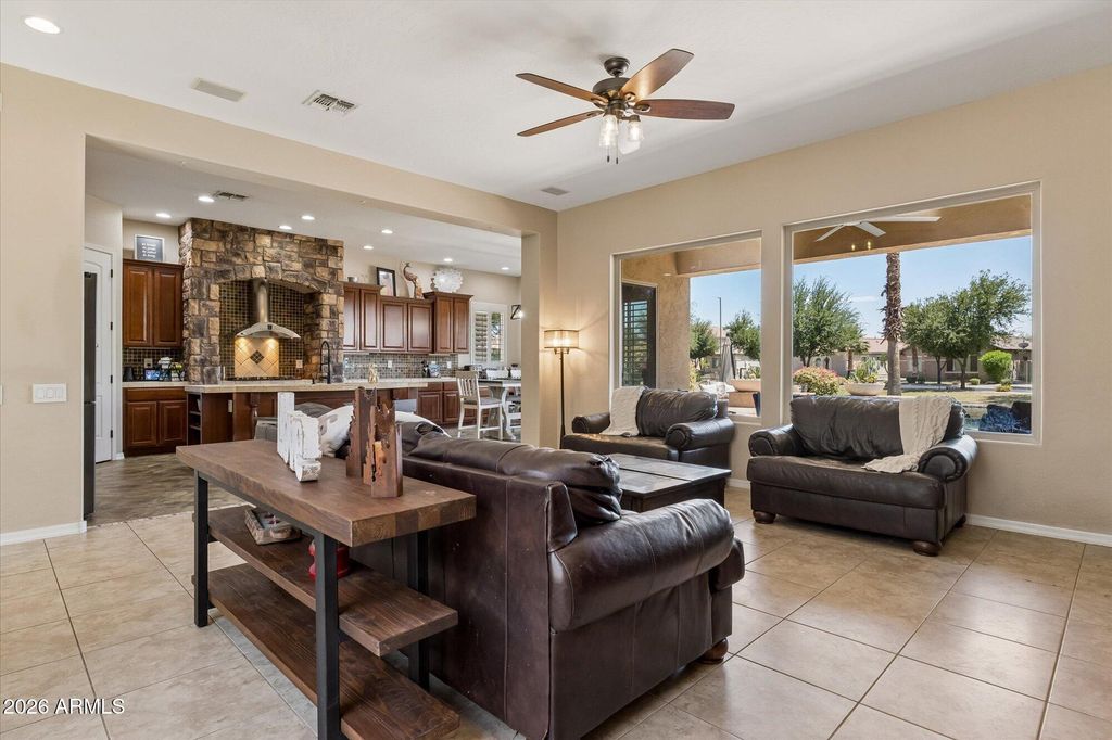 Image 18 of property listing at 837 E Torrey Pines Place, Chandler, AZ 85249