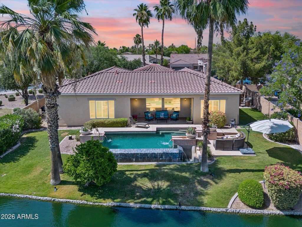 Image 3 of property listing at 837 E Torrey Pines Place, Chandler, AZ 85249