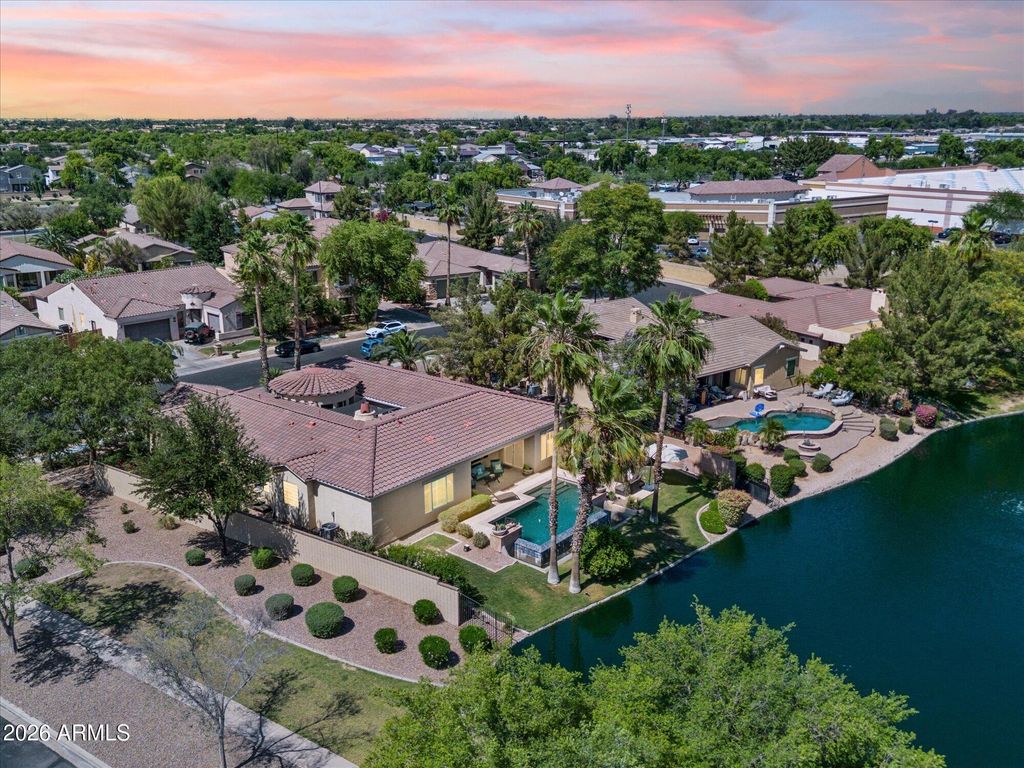 Image 4 of property listing at 837 E Torrey Pines Place, Chandler, AZ 85249