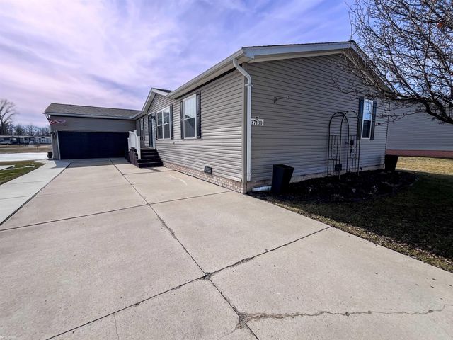 37130 Stone Way, Lenox, MI 48048