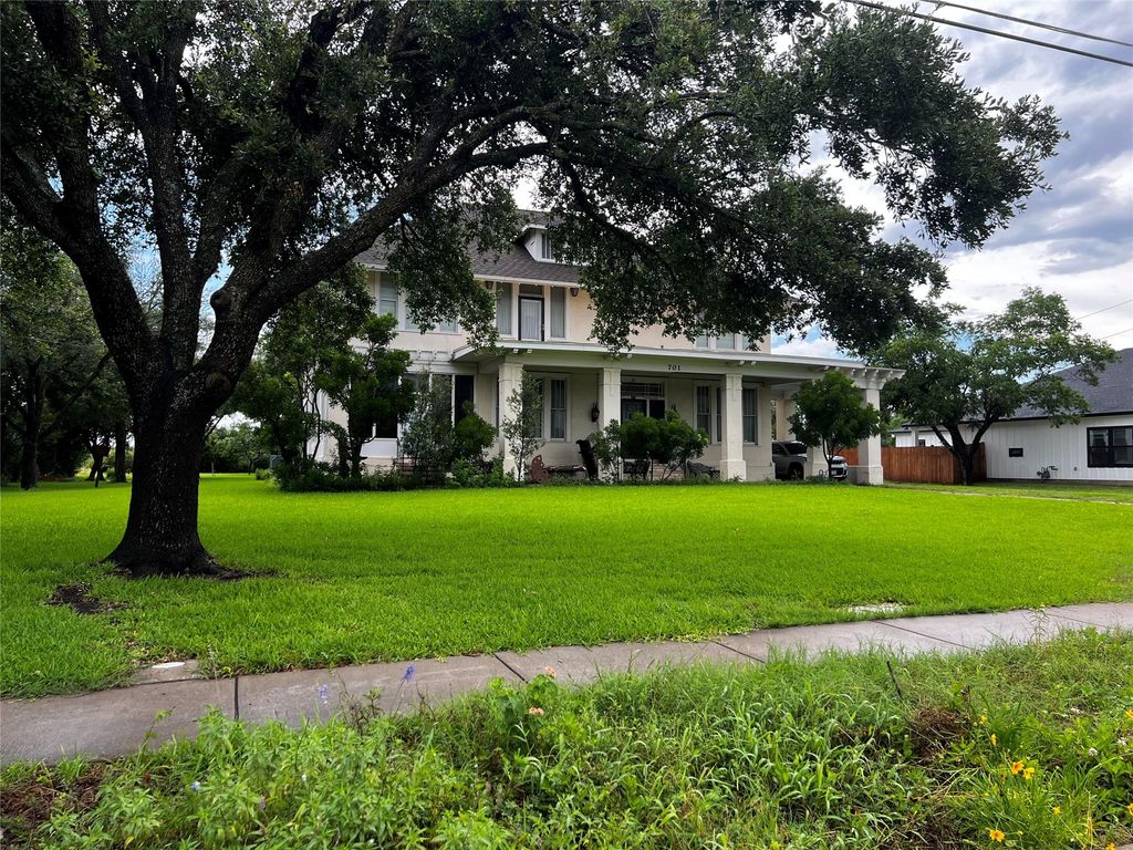 701 Sloan ST, Taylor, TX 76574