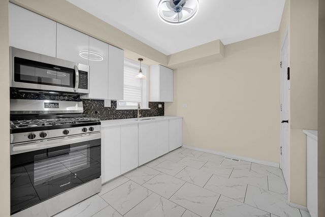 10558 S Prairie Avenue, Chicago, IL 60628