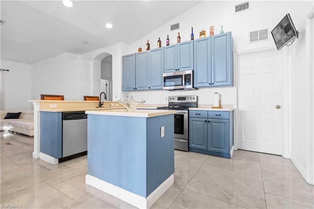 Image 7 of property listing at 2025 NW 7th TER, Cape Coral, FL 33993