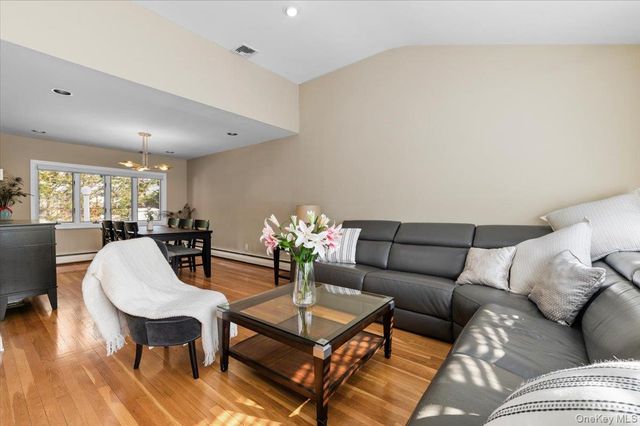 32 Middle Lane, Jericho, NY 11753