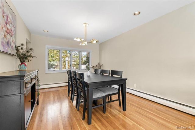 32 Middle Lane, Jericho, NY 11753