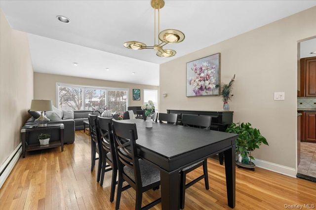 32 Middle Lane, Jericho, NY 11753