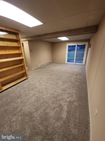 2284 N PENRYN RD, Manheim, PA 17545