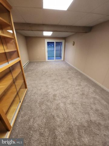 2284 N PENRYN RD, Manheim, PA 17545