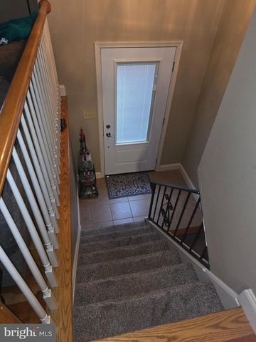 2284 N PENRYN RD, Manheim, PA 17545