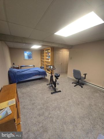 2284 N PENRYN RD, Manheim, PA 17545