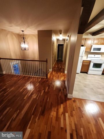 2284 N PENRYN RD, Manheim, PA 17545