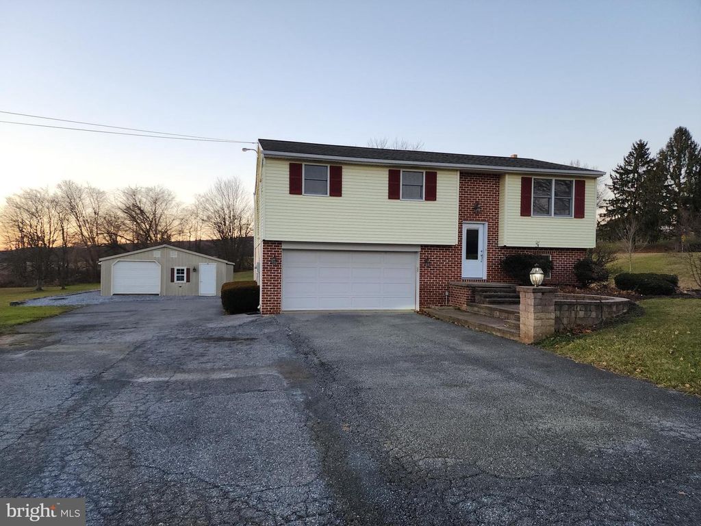 2284 N PENRYN RD, Manheim, PA 17545