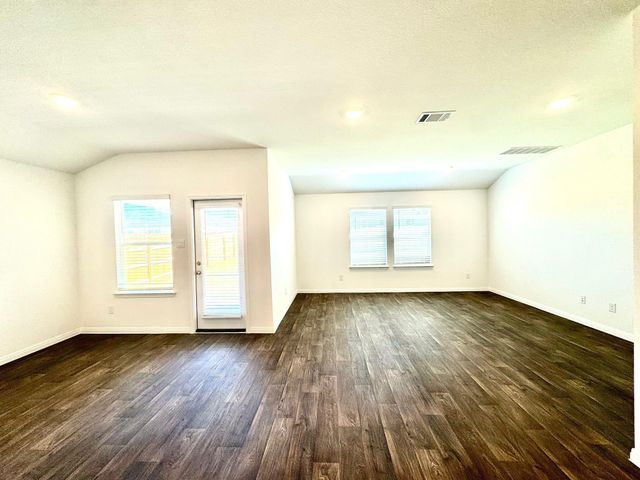 346 Gladiola LOOP, Kyle, TX 78640