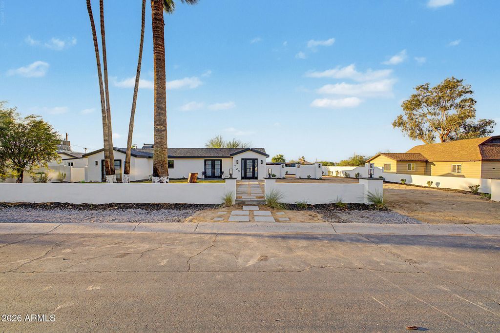 720 E DESERT Lane, Phoenix, AZ 85042 — exterior