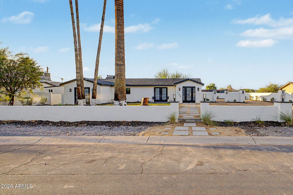 720 E DESERT Lane, Phoenix, AZ 85042 — photo 2