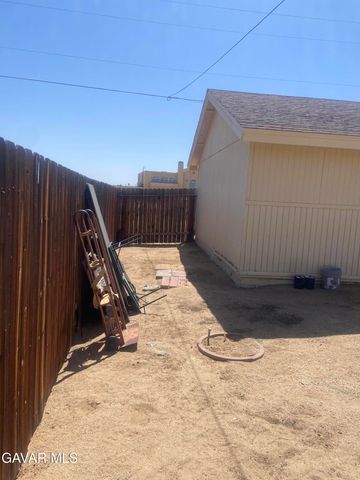 8648 N Loop Boulevard, California City, CA 93505