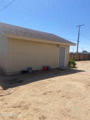 8648 N Loop Boulevard, California City, CA 93505