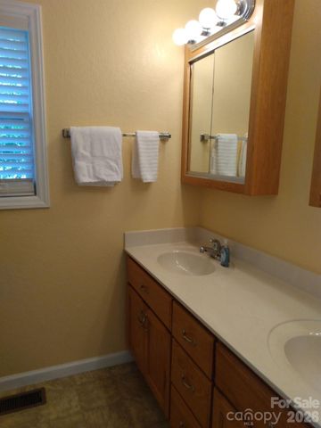 145 Lincoln Park Road J, Burnsville, NC 28714