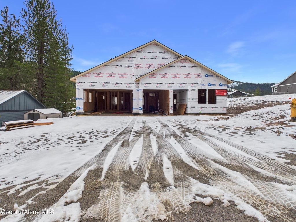 101 Happy Trails LN, Pinehurst, ID 83850