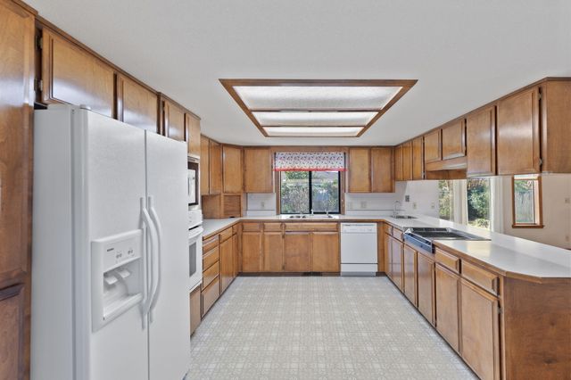 984 Mesman Drive, Grants Pass, OR 97527