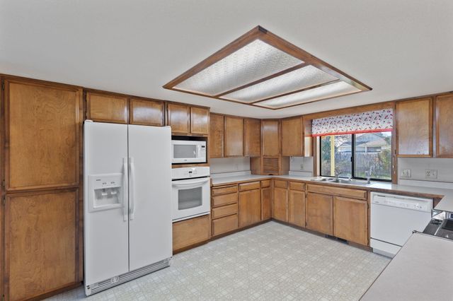 984 Mesman Drive, Grants Pass, OR 97527