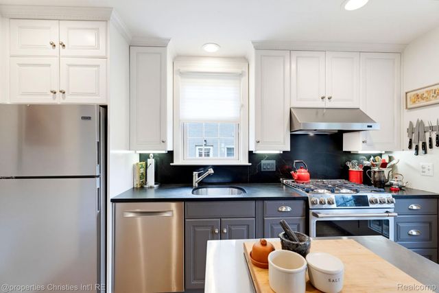 32111 Auburn Drive, Beverly Hills Village, MI 48025
