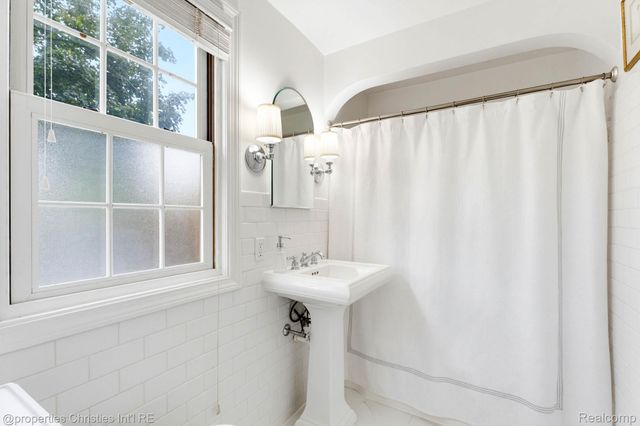 32111 Auburn Drive, Beverly Hills Village, MI 48025