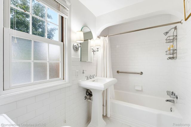 32111 Auburn Drive, Beverly Hills Village, MI 48025