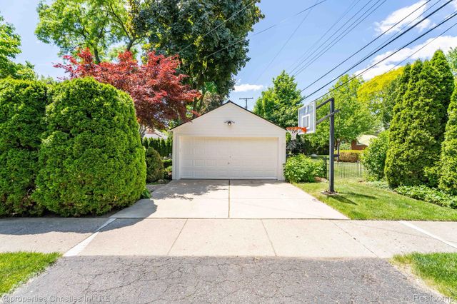 32111 Auburn Drive, Beverly Hills Village, MI 48025