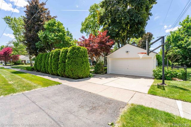 32111 Auburn Drive, Beverly Hills Village, MI 48025