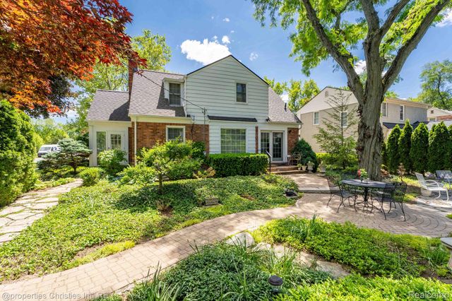 32111 Auburn Drive, Beverly Hills Village, MI 48025