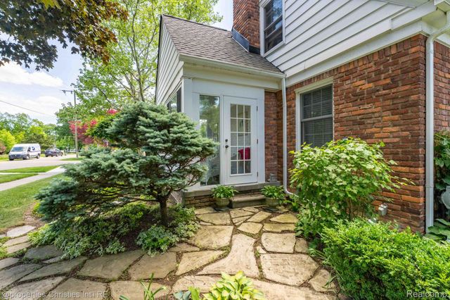 32111 Auburn Drive, Beverly Hills Village, MI 48025