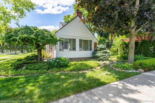 32111 Auburn Drive, Beverly Hills Village, MI 48025