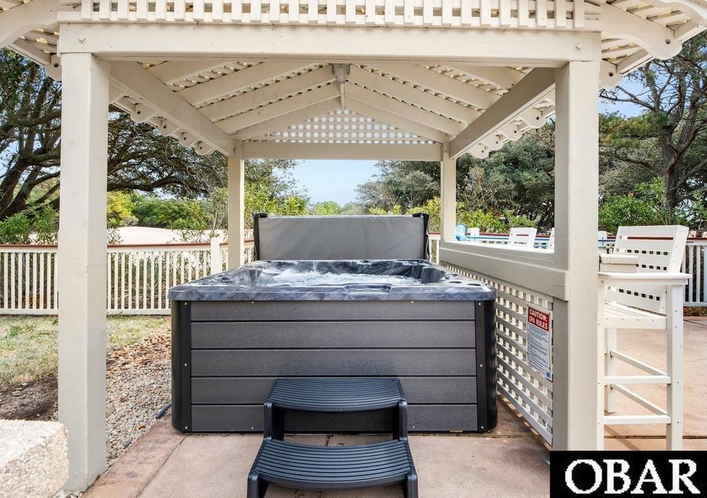 Image 5 of property listing at 565 Live Oak Court, Corolla, NC 27927