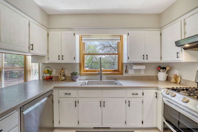 1412 Rushmore Crescent, Burnsville, MN 55306