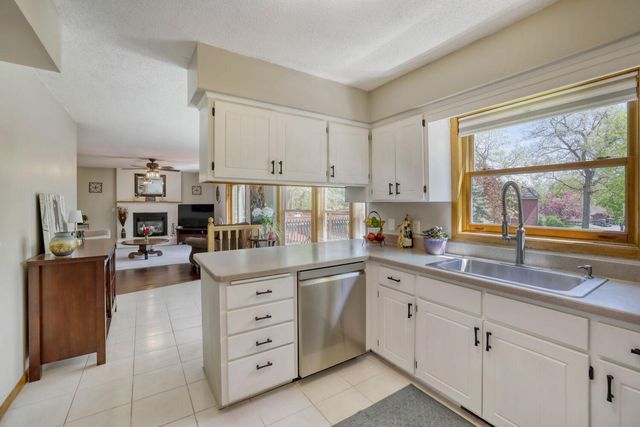 1412 Rushmore Crescent, Burnsville, MN 55306
