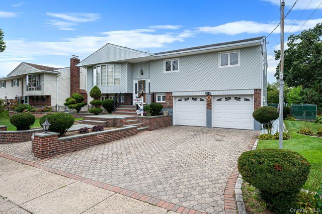 21 Page Drive, Hicksville, NY 11801