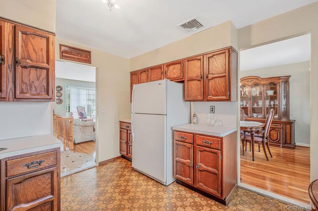 21 Page Drive, Hicksville, NY 11801
