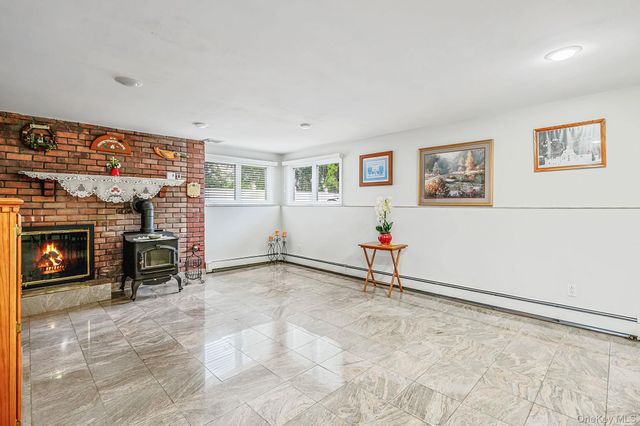 21 Page Drive, Hicksville, NY 11801
