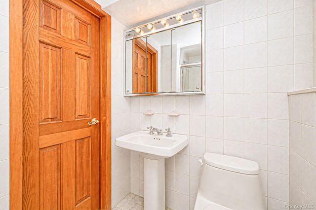 21 Page Drive, Hicksville, NY 11801