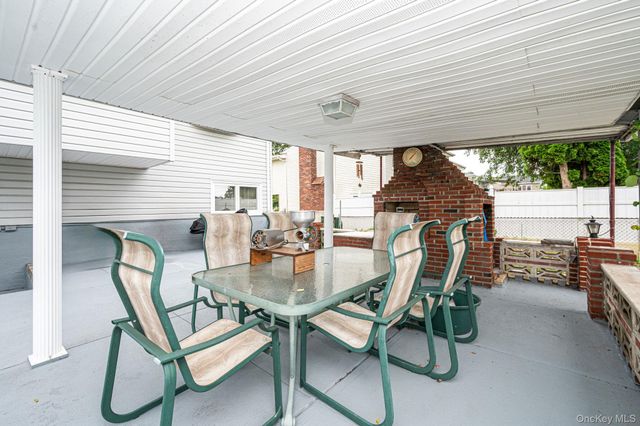 21 Page Drive, Hicksville, NY 11801