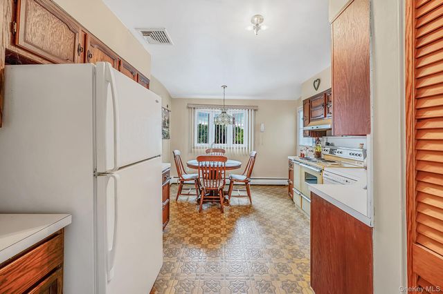 21 Page Drive, Hicksville, NY 11801