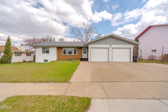 2413 N 6th Street, Bismarck, ND 58503 property photo