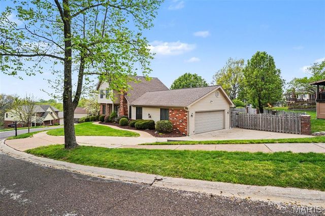 5022 Amber Place Drive, St Louis, MO 63128