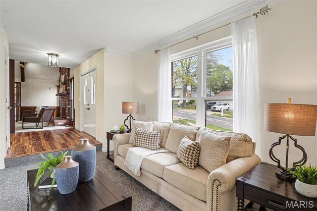 5022 Amber Place Drive, St Louis, MO 63128
